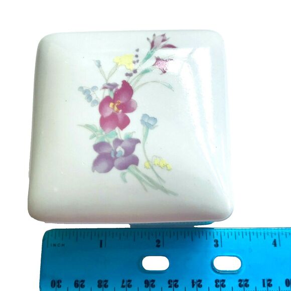 Vintage Ceramic Lilly Flower Trinket Box Lilacs Pink Yellow Purple Jewelry Ring - Picture 10 of 11